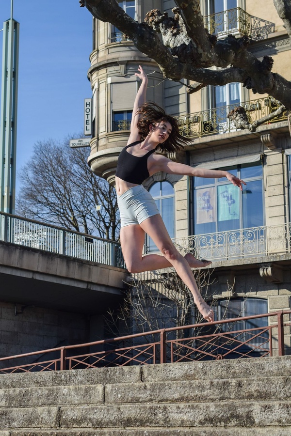 Sara Ouwendyk, ancienne danseuse de ballet professionnelle, en plein saut à Genève